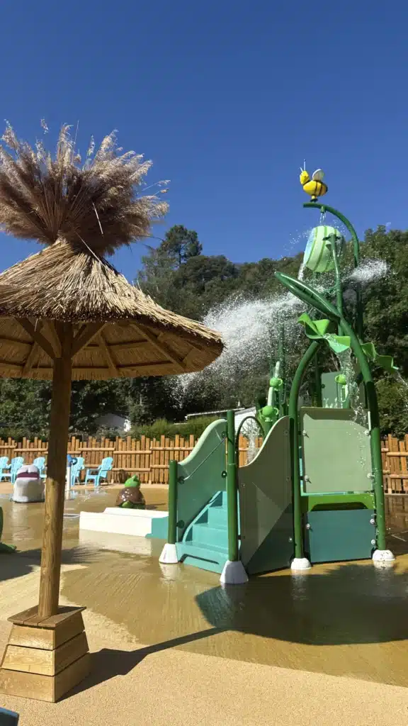 Parasol roseau espace aquatique Fabrication à la main et installation de parasols en roseau de Camargue dans l'espace aquatique d'un camping par Ekolinea