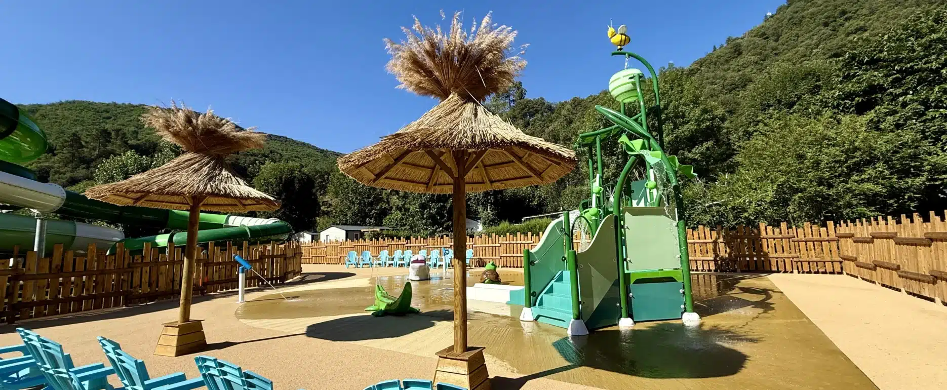 Fabrication artisanal de parasol paillote en roseau de Camargue par Ekolinea