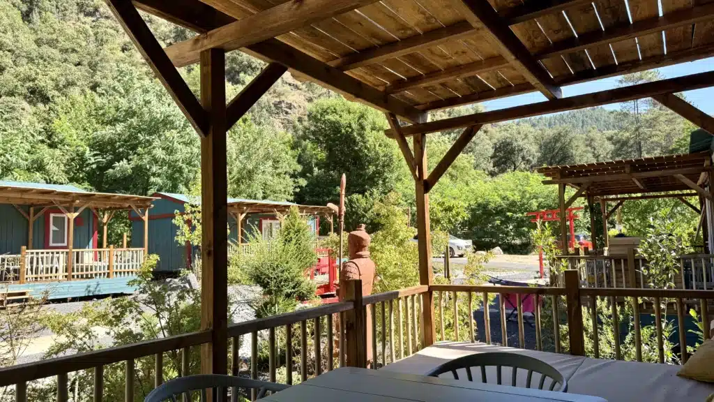 Terrasse en bois et en bambou Personnalisation d'une terrasse de mobil-home en bois et en bambou par Ekolinea