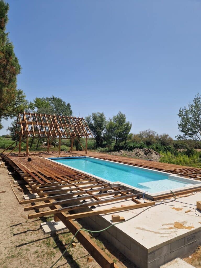 Chantier en cours Mas de Dard Chantier de la terrasse de la piscine en cours au Mas de Dard, aux Saintes-Maries-de-la-Mer
