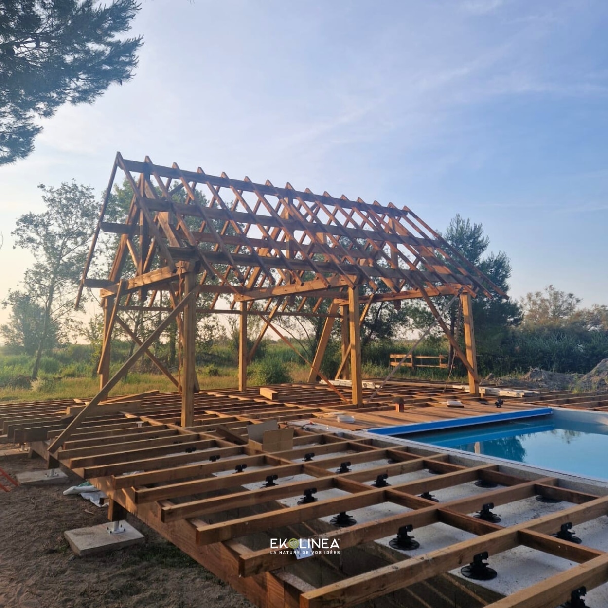 Chantier de construction de la paillote-bar du Mas de Dard.