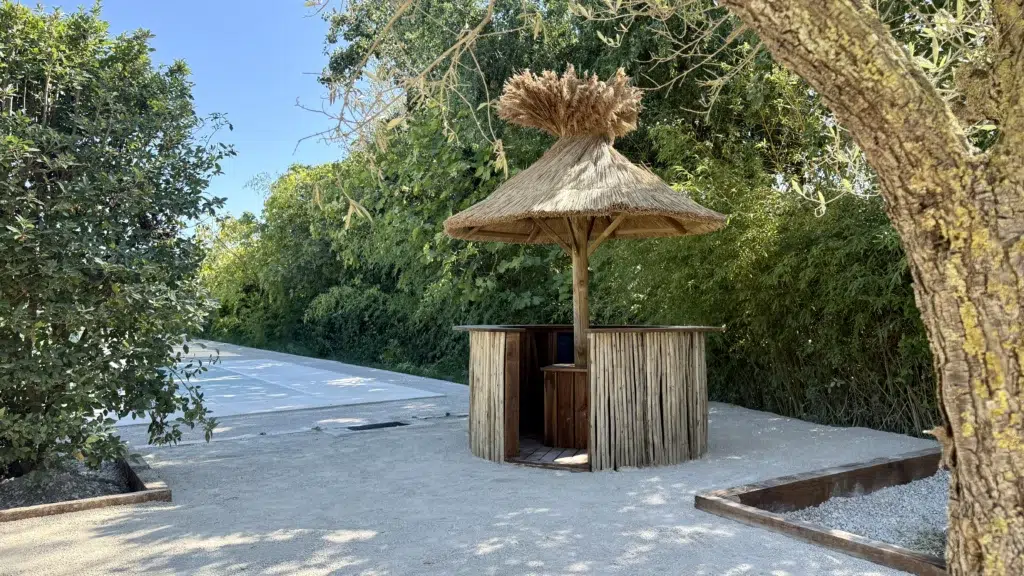 Paillote mas camargue Fabrication artisanale et installation d'une paillote d'abri près d'un terrain de pétanque dans un mas de Camargue
