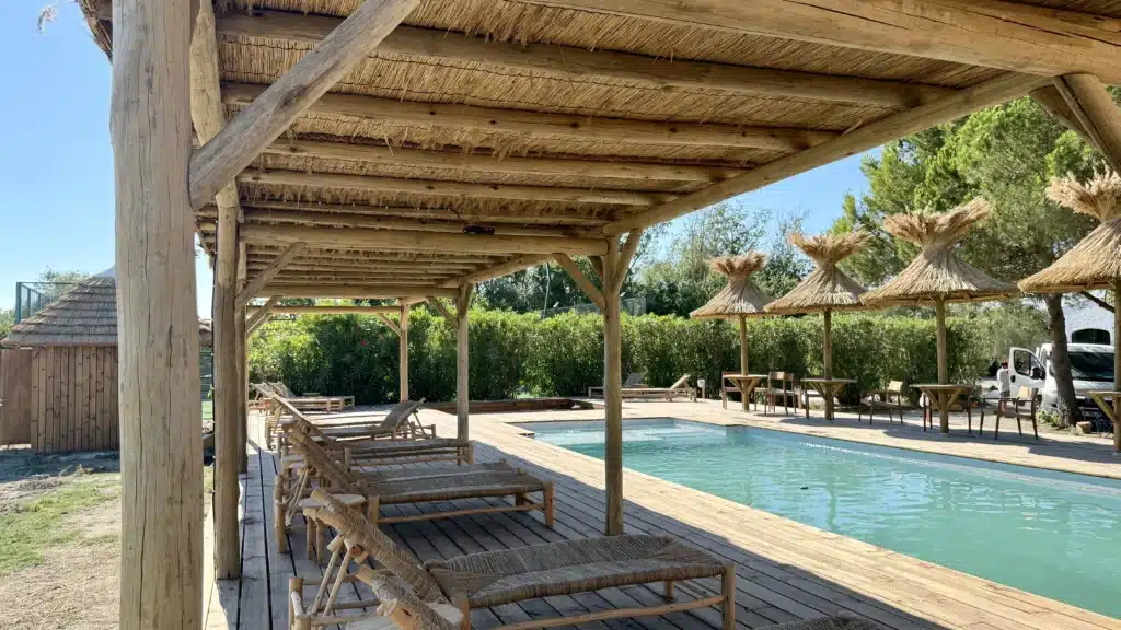 Pergola en bois eucalyptus Fabrication artisanale d'une pergola en bois d'eucalyptus pour un mas provençal : le Mas de Dard