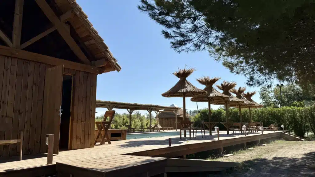 Aménagements extérieurs durables en roseau et bois Construction durable : terrasses bois, parasols roseau, paillote bar, pergolas en eucalyptus. Le Mas de Dard a fait confiance a Ekolinea pour ses aménagements extérieurs et constructions durables