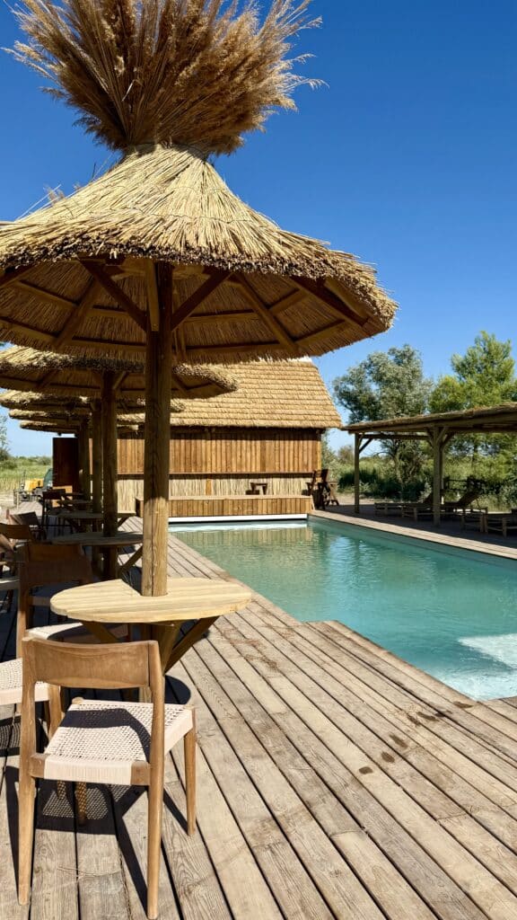 Parasol avec tablette Parasols en roseau de Camargue avec une tablette en bois