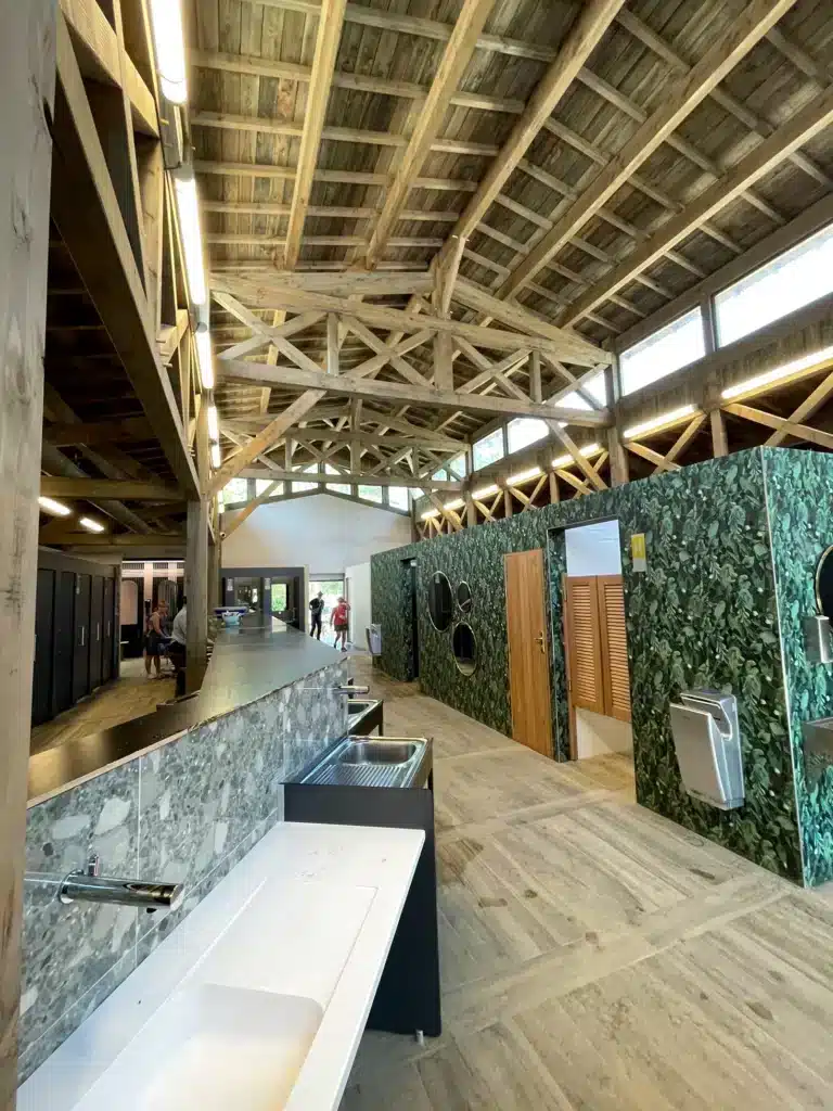 Charpente traditionnelle en bois Charpente traditionnelle en bois pour la construction du bâtiment des sanitaires dans un camping