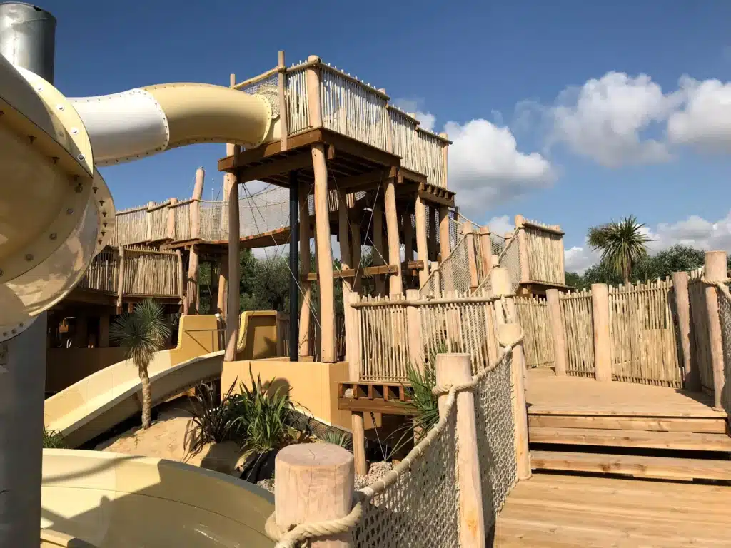 Départ de toboggans bois Structure en bois pour un départ de toboggans dans un camping du Sud de la France