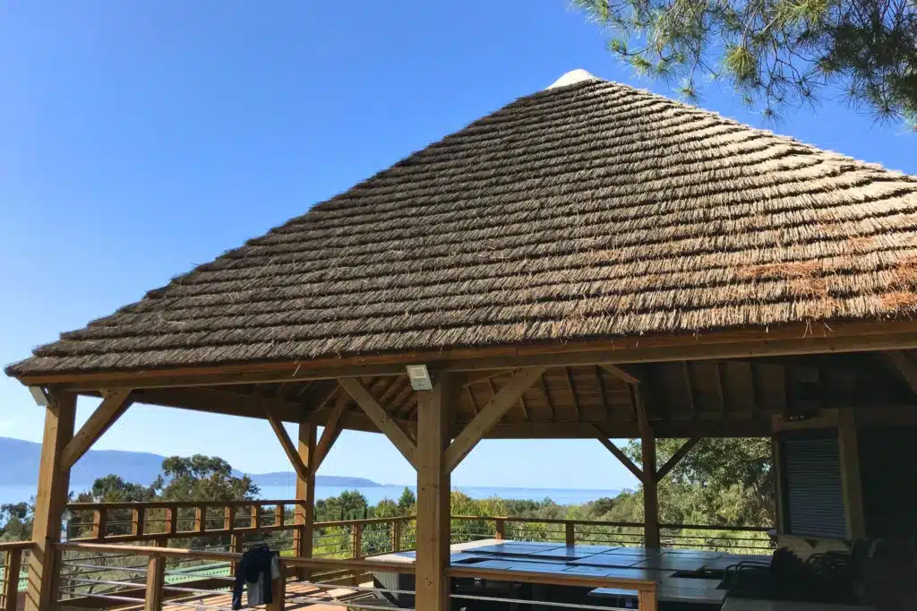 Structure paillote camping Construction d'une structure bois type paillote dans un camping Corse avec vue mer.