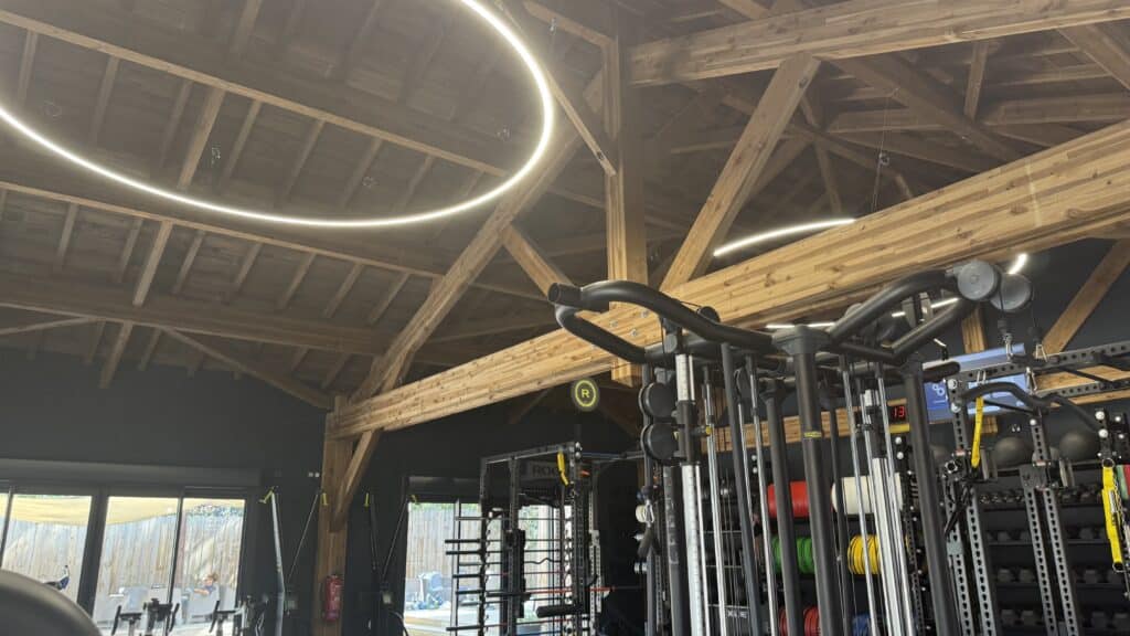 Charpente bois salle de sport Charpente en bois pour la salle de sport d'un camping Corse