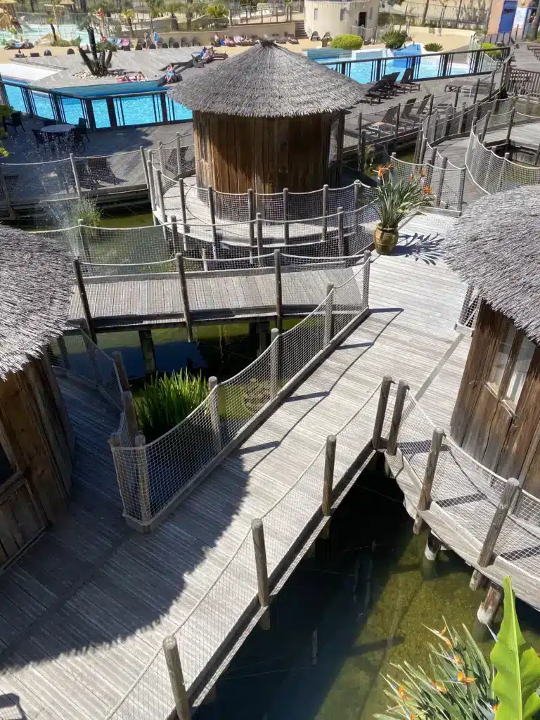 Paillote sur pilotis Ekolinea Fabrication et installation de paillote en bois sur pilotis dans un camping