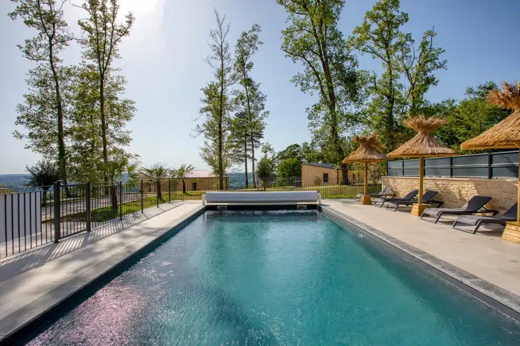 Installation de parasols en roseau près de la piscine du Domaine du Pech Eternel à Sarlat, en Dordogne.