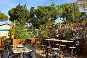 Aménagements extérieurs : les jardinières en bois sur mesure installée dans le camping Maiana Resort à La Grande Motte