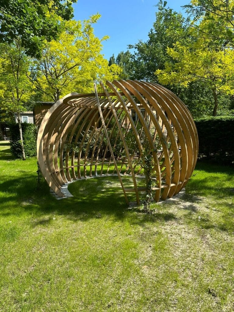 Pergola bois cocon Sandaya Pergola en bois "Cocon". Une exclusivité créée pour Sandaya.