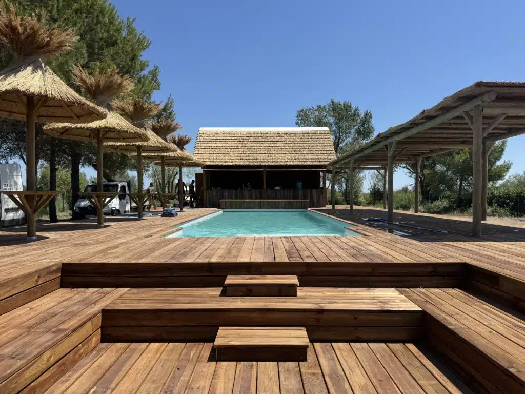 Terrasse bois sur mesure Ekolinea Installation et pose d'une terrasse en bois avec coin cosy banquette intégré. Terrasse en hauteur au Mas de Dard aux Saintes-Maries-de-la-Mer en Camargue