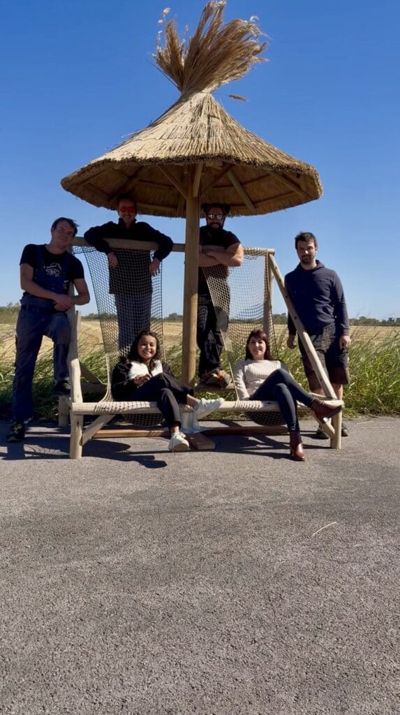 Equipe sur la chilienne XXL Equipe Ekolinea : artisans et métiers support sur la chielienne XXL bois