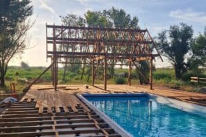 Chantier d'une terrasse et d'une charpente en bois dans un mas en Camargue