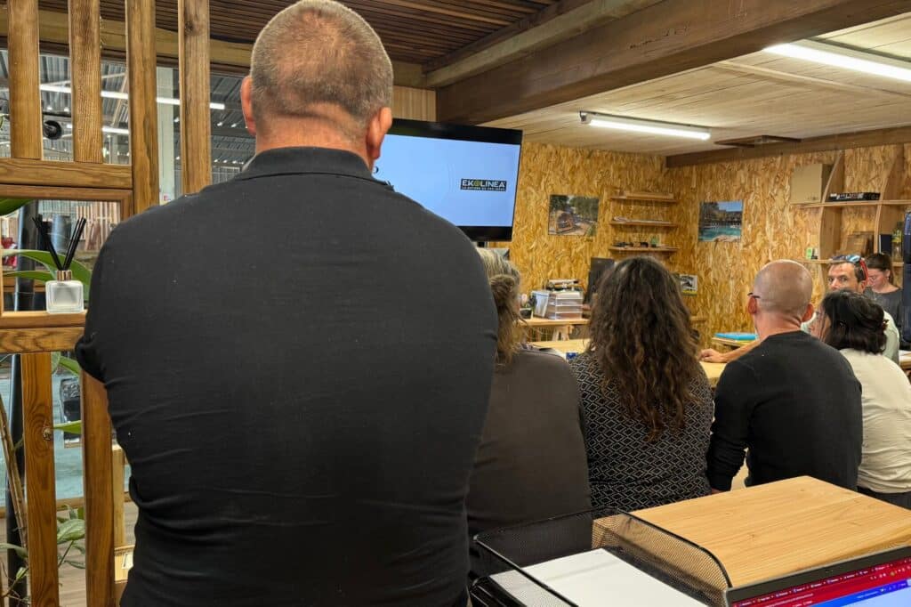 Réunion d'équipe de préparation au chantier dans notre atelier