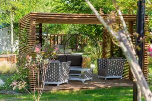Fabrication d'une pergola en bois ajourée en exclusivité pour Sandaya