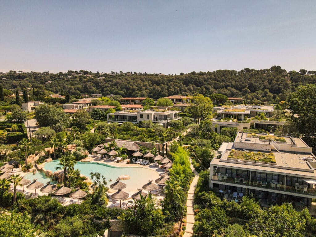 Vue d'ensemble de rosert & spa le Domaine du Mas de Pierre. Vue sur nos parasols tropicaux