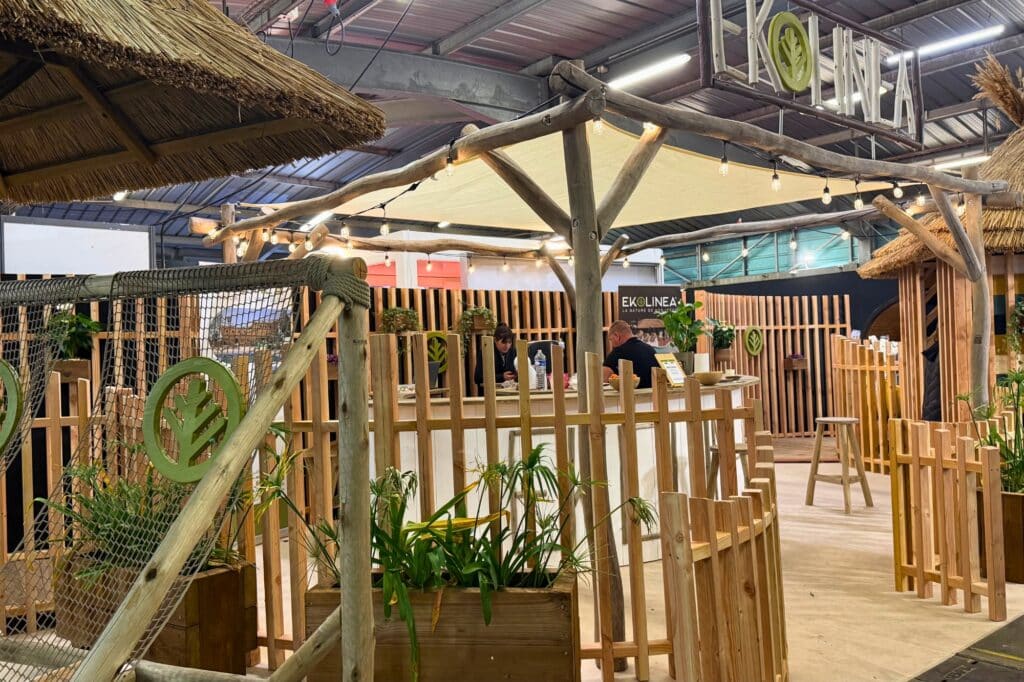 Pergola bois bohème naturel Pergola en bois robinier style bohème guinguette par Ekolinea