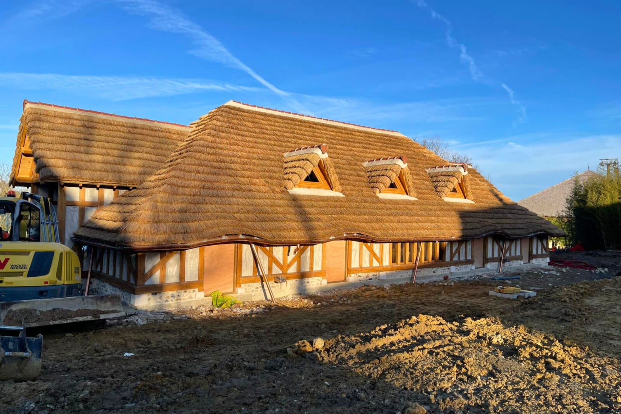Travaux de couverture de toit en roseau de Camargue dans l'espace Bucolia au ZooParc de Beauval. Ouverture au printemps 2026.