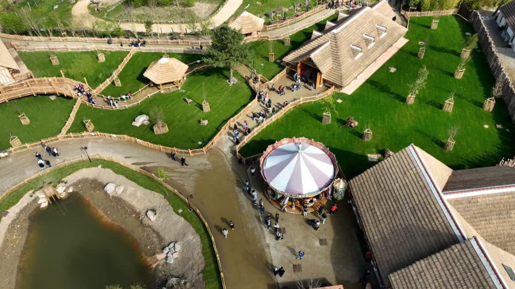 Vue aérienen de Bucolia et les toitures en roseau Vue aérienne de l'espace Bucolia où 3 000 m² de roseau de couverture a été posé.