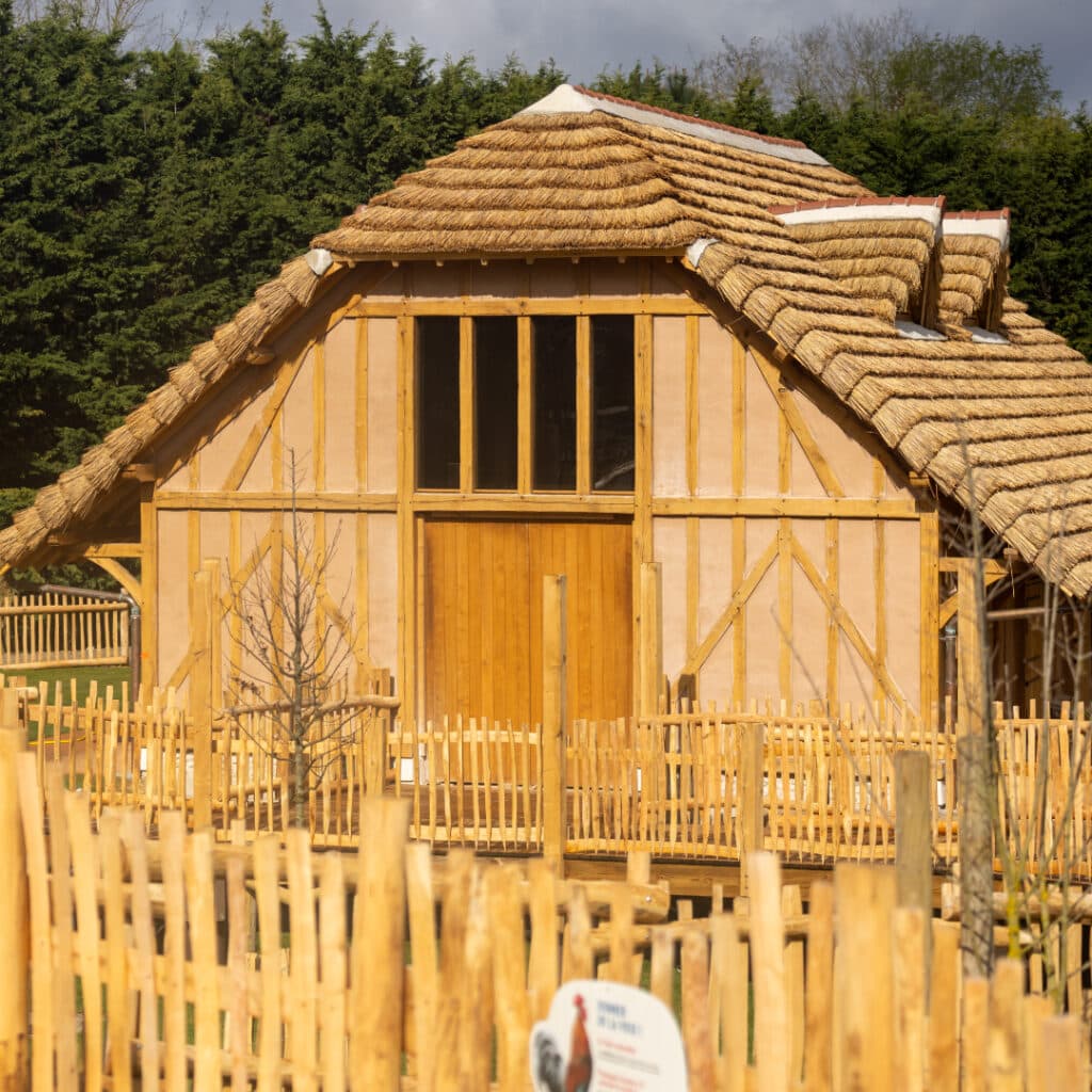 Ferme de Bucolia au zoo de Beauval Un des bâtiments de l'espace Bucolia du zoo de Beauval avec sa couverture en roseau local.