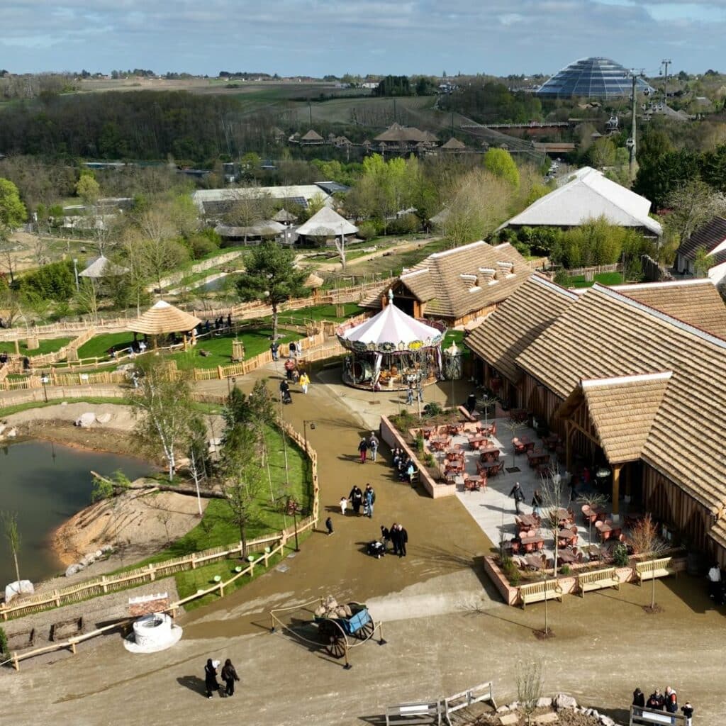 Vue drone de l'espace Bucolia au zoo de Beauval Vue d'ensemble de l'espace Bucolia au zoo de Beauval avec les bâtiments couverts de roseau de Camargue par Ekolinea