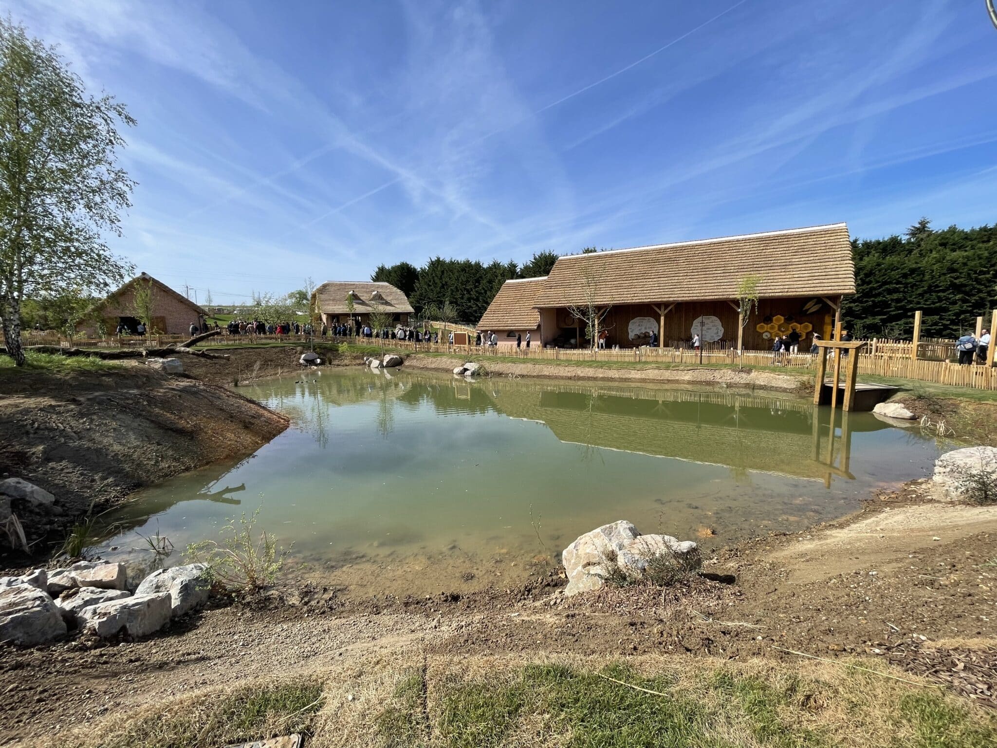 Vue d'ensemble de l'espace Bucolia au zoo de Beauval avec couverture de toits en roseau de Camargue