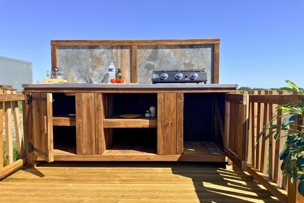 Cuisine d'été - aménagement bois Conception d'une cuisine d'été moderne en bois