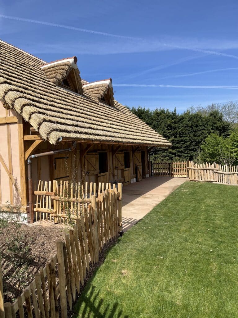 Couverture de toit en roseau par Ekolinea Toiture de bâtiment à Bucolia au parc de Beauval par Ekolinea
