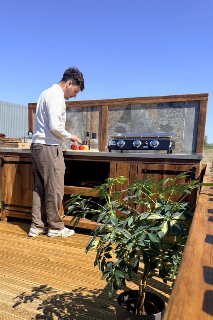 Découvrez notre cuisine d'été en bois conçue pour les terrasses extérieures