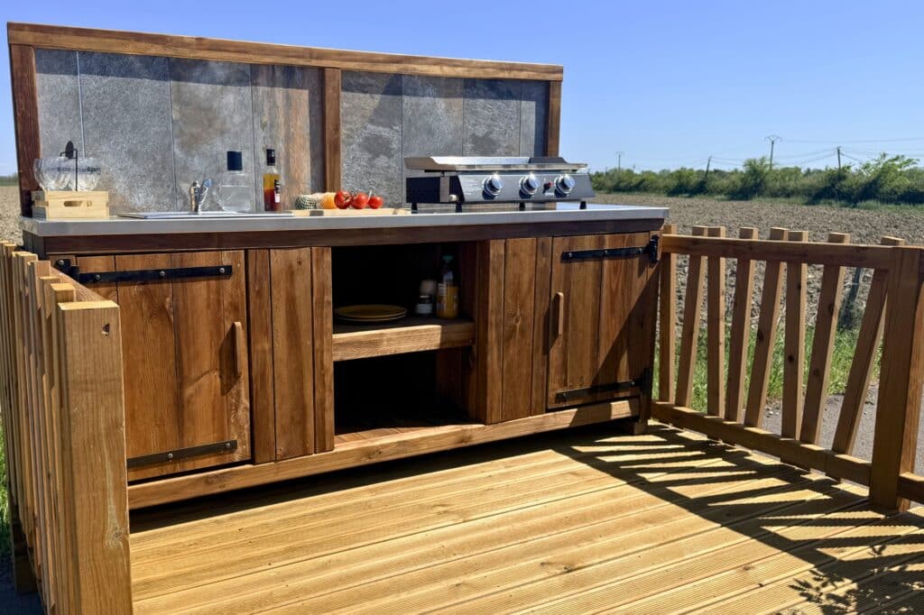 Cuisine d'été bois Fabrication d'une cuisine d'été en bois. Cuisine en bois avec évier et plan de travail en inox.