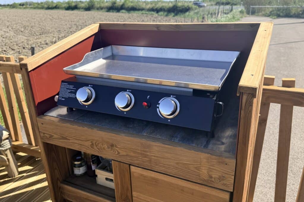 Meuble à plancha avec rangements Meuble à plancha en bois avec rangements en dessous