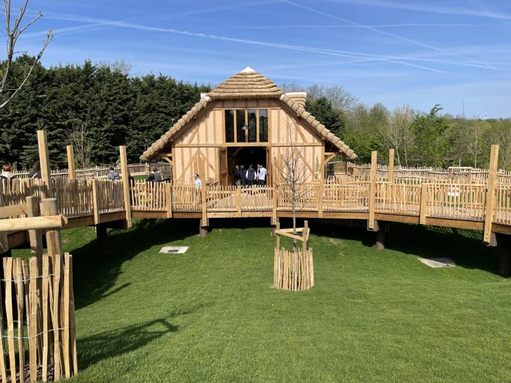 Ferme Beauval et roseau Ekolinea Vue de l'entrée d'une ferme au ZooParc de Beauval dans l'espace Bucolia. Pose de roseau par Ekolinea