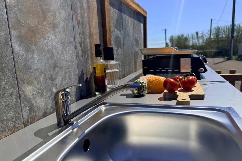 Plan de travail cuisine d'été Plan de travail en inox de la cuisine d'été en bois