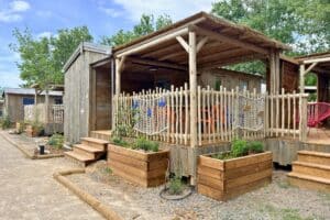 Fabrication et installation de jardinières en bois dans un camping du Sud de la France
