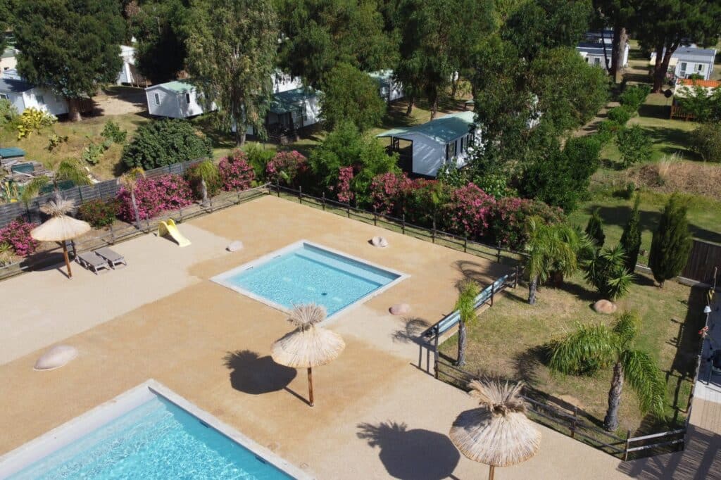 ekolinea-a-marina-vue-piscine-camping-parasol-roseau