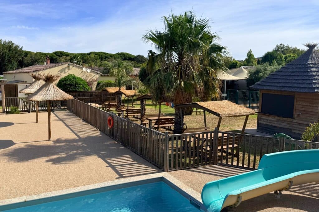 ekolinea-a-marina-vue-piscine-ensemble-camping