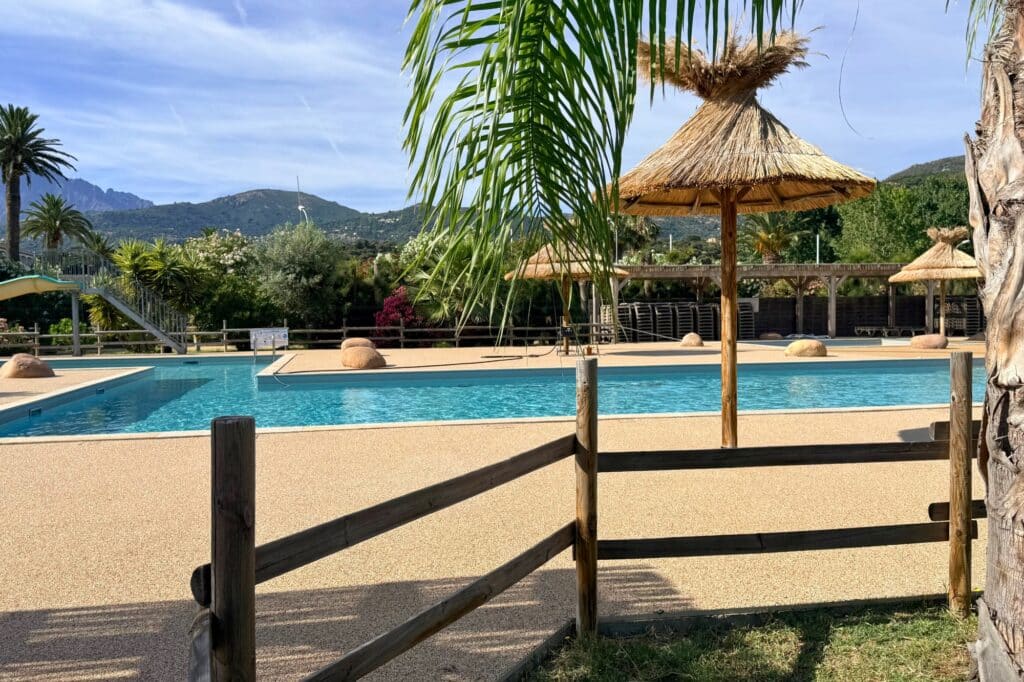 ekolinea-a-marina-vue-piscine-parasol-camarguais