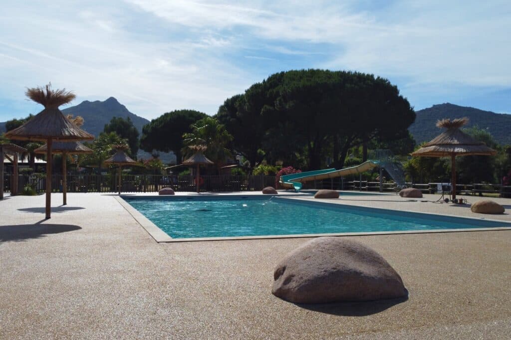 ekolinea-a-marina-vue-piscine-parasol-roseau