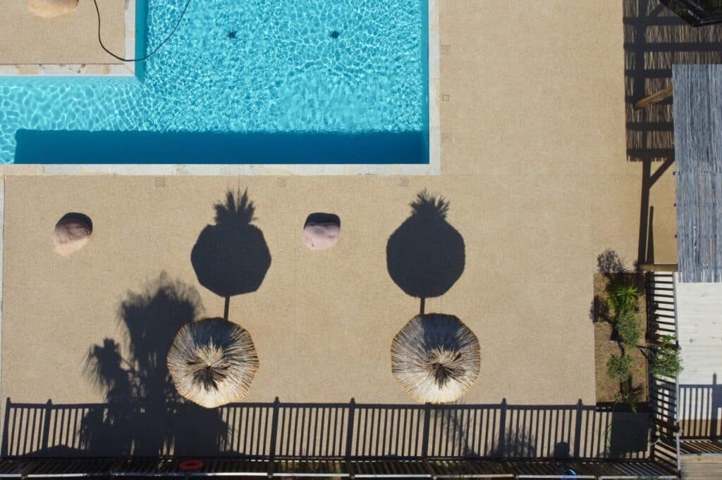 ekolinea-a-marina-vue-piscine-parasols