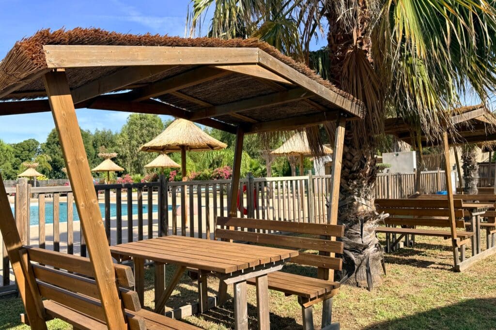 Couverture roseau A Marina Fourniture du roseau de Camargue pour pailler les tables snack du camping A Marina en Corse