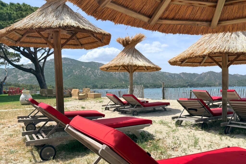 Hotel La Roya et Ekolinea Repaillage de parasol roseau sur la plage privée de l'hôtel de luxe La Roya en Corse