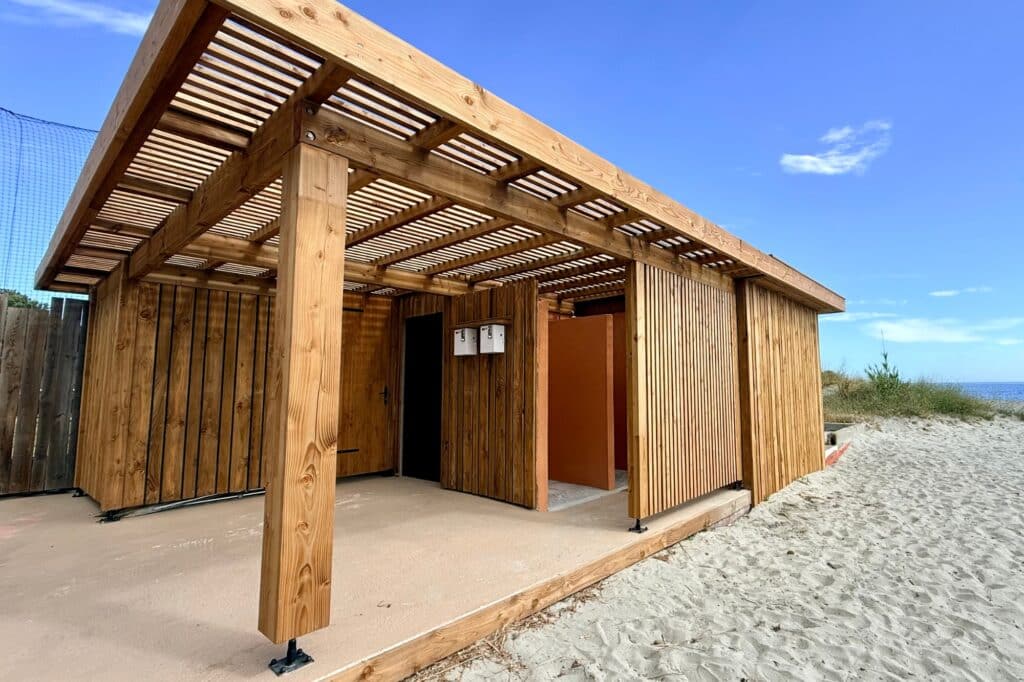 ekolinea-restaurant-la-pagode-charpente-bois-construction-cabines-douche-plage
