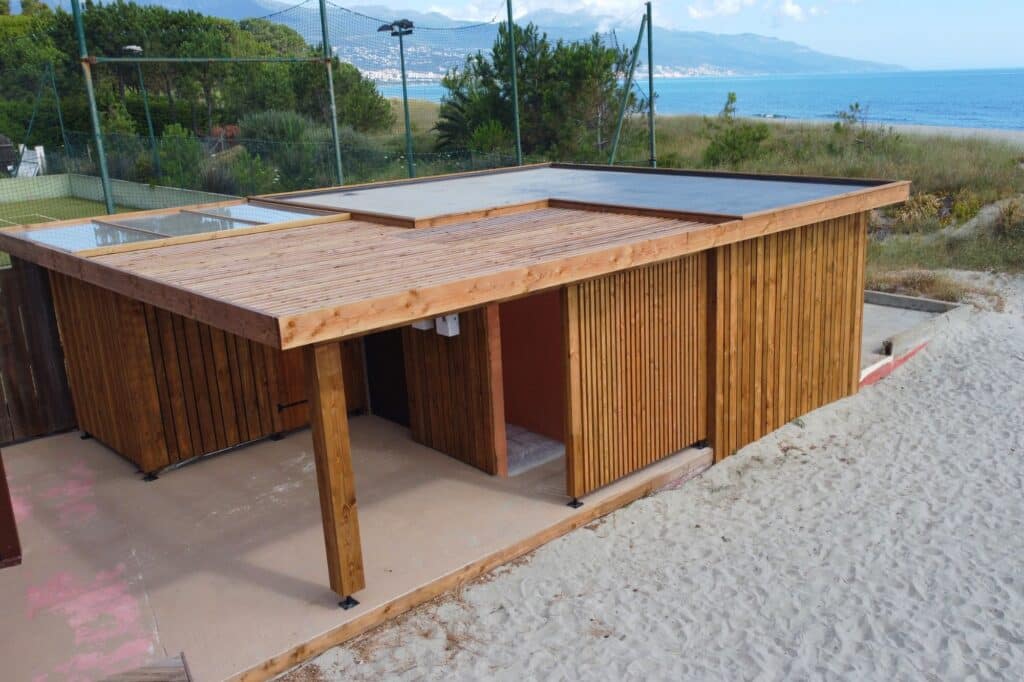 ekolinea-restaurant-la-pagode-charpente-bois-douche-plage