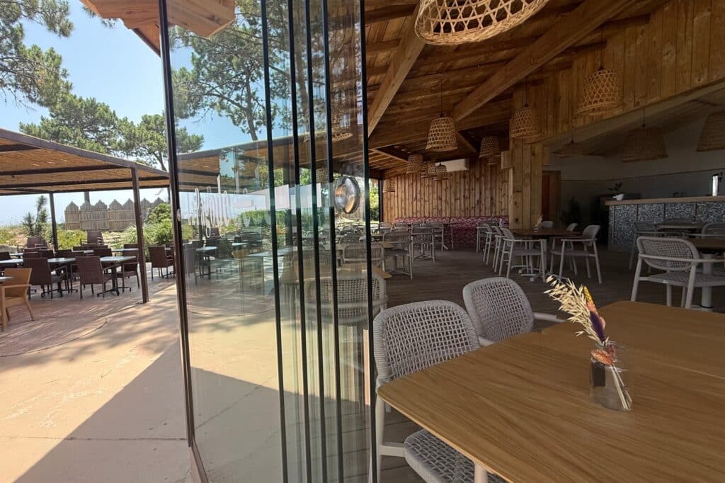 ekolinea-restaurant-la-pagode-charpente-bois-salle-terrasse
