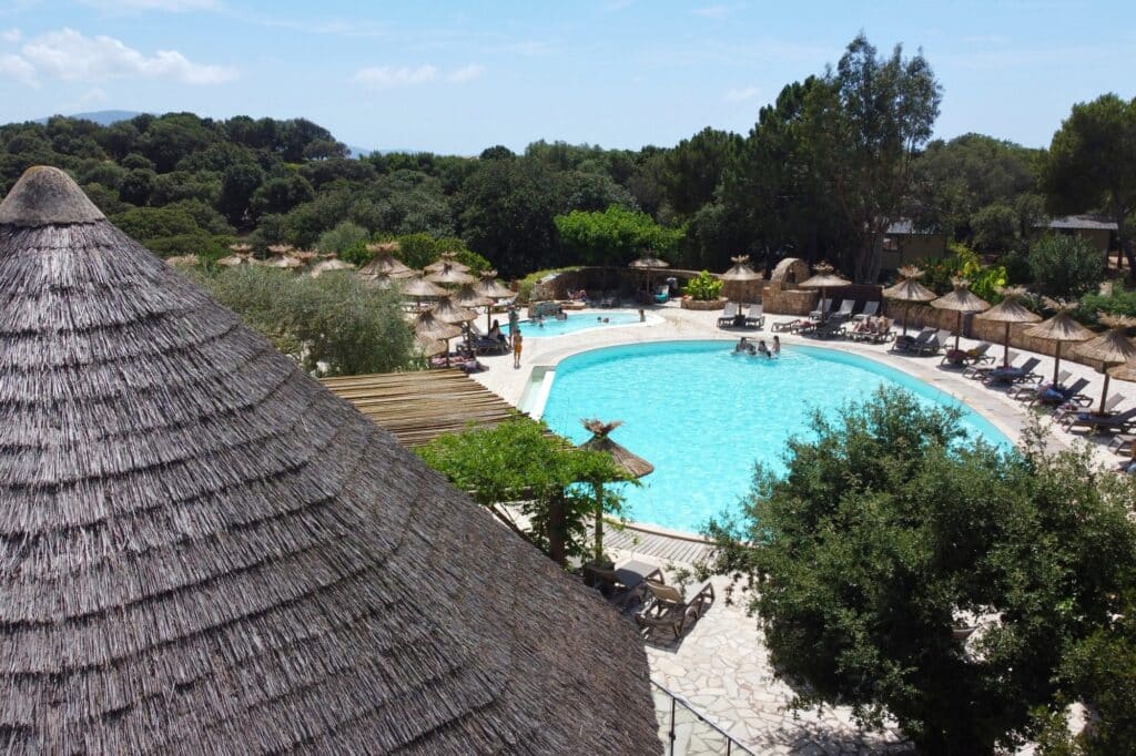 Vigna Maggiore - picine Installation d'une vaingtaine de parasols en roseau de Camargue autour de la piscine du camping Vigna Maggiore