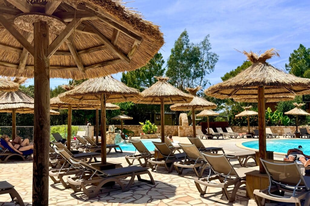 ekolinea-vigna-maggiore-corse-sud-piscine-parasol-roseau