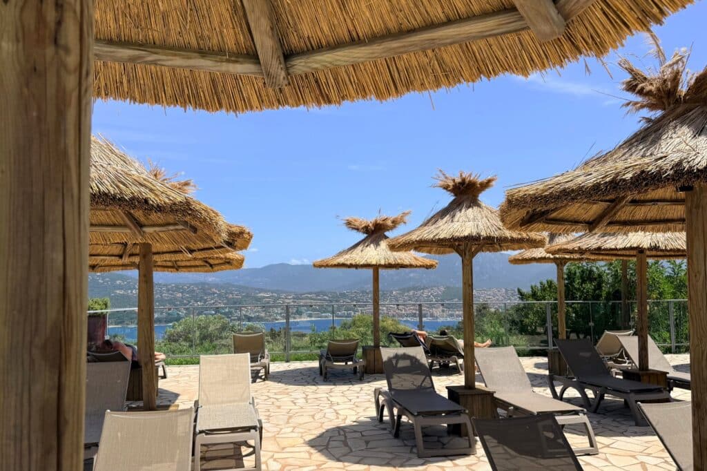 Vue mer Vigna Maggiore Parasols en roseau avec vue sur Propriano au camping Vigna Maggiore